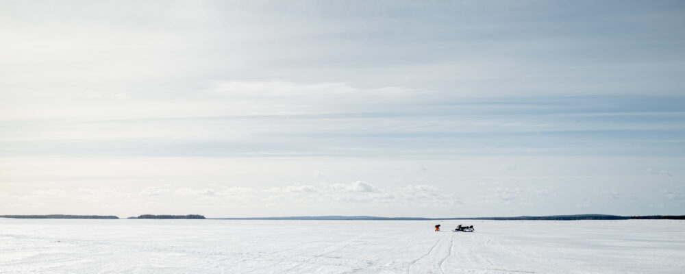 Kalastaja nostaa verkkoa Kemijärven kirkkaista vesistä