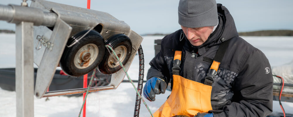 Lapin kalastaja lähdössä aamun kalareissulle Kemijärvellä